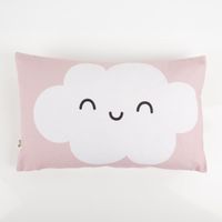 93166-Kissenhuelle-Wolke-mit-lachendem-Gesicht-Kinderkissen-aus-Baumwolle-rosa-30x50cm--IMG-3426.jpg Hochwertige Kissenhülle mit einer freundlich lächelnden, weißen Wolke auf einem sanften, altrosafarbenen Hintergrund. Das 30 x 50 cm große Kinderkissen aus weicher Baumwolle sorgt für eine traumhafte Atmosphäre im Kinderzimmer - Nahaufnahme