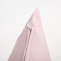 93166-Kissenhuelle-Wolke-mit-lachendem-Gesicht-Kinderkissen-aus-Baumwolle-rosa-30x50cm--IMG-3427.jpg Hochwertige Kissenhülle mit einer freundlich lächelnden, weißen Wolke auf einem sanften, altrosafarbenen Hintergrund. Das 30 x 50 cm große Kinderkissen aus weicher Baumwolle sorgt für eine traumhafte Atmosphäre im Kinderzimmer - Reissverschluss