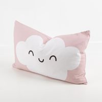 93166-Kissenhuelle-Wolke-mit-lachendem-Gesicht-Kinderkissen-aus-Baumwolle-rosa-30x50cm--IMG-3428.jpg Hochwertige Kissenhülle mit einer freundlich lächelnden, weißen Wolke auf einem sanften, altrosafarbenen Hintergrund. Das 30 x 50 cm große Kinderkissen aus weicher Baumwolle sorgt für eine traumhafte Atmosphäre im Kinderzimmer - Vollansicht
