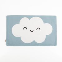 Hochwertige Kissenhülle mit einer freundlich lächelnden, weißen Wolke auf einem sanften, hellblauen Hintergrund. Das 30 x 50 cm große Kinderkissen aus weicher Baumwolle sorgt für eine traumhafte Atmosphäre im Kinderzimmer - ohne Fuellung