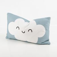 Hochwertige Kissenhülle mit einer freundlich lächelnden, weißen Wolke auf einem sanften, hellblauen Hintergrund. Das 30 x 50 cm große Kinderkissen aus weicher Baumwolle sorgt für eine traumhafte Atmosphäre im Kinderzimmer - Vollansicht
