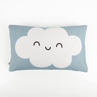 93167-Kissenhuelle-Wolke-mit-Lachgesicht-Kinderkissen-aus-Baumwolle-blau-30x50cm--IMG-3419.jpg Hochwertige Kissenhülle mit einer freundlich lächelnden, weißen Wolke auf einem sanften, hellblauen Hintergrund. Das 30 x 50 cm große Kinderkissen aus weicher Baumwolle sorgt für eine traumhafte Atmosphäre im Kinderzimmer - Nahaufnahme