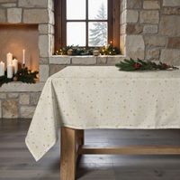 Weihnachtliche Tischdecke Sterne gold natur in gemütlicher Wohnatmosphäre mit Kamin