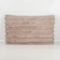 93174-Kuschelkissen-XL-aus-Plueschfell-Streifen-ecru--50x80cm-IMG-2155.jpg Kuschelkissen XL aus ecrufarbenem Plüschfell, 50x80 cm, extra weich gepolstert, horizontale Streifenstruktur, flauschige Oberfläche, dekorativ und gemütlich für Wohnbereiche - Vollansicht
