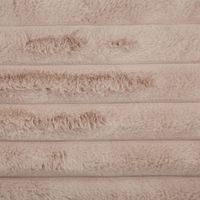 93174-Kuschelkissen-XL-aus-Plueschfell-Streifen-ecru--50x80cm-IMG-2156.jpg Kuschelkissen XL aus ecrufarbenem Plüschfell, 50x80 cm, extra weich gepolstert, horizontale Streifenstruktur, flauschige Oberfläche, dekorativ und gemütlich für Wohnbereiche - Detailaufnahme