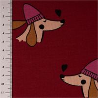 93196-French-Terry-Sommersweat-Dackel-mit-Muetze-Digitaldruck-rot-1-48m-Breite-IMG-2633.jpg French Terry Sommersweat Dackel mit Mütze, Digitaldruck rot. Das Muster zeigt charmante Hunde mit rosa Strickmützen, 1,48m breit - mit Massband
