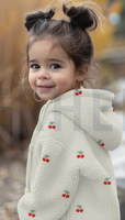 93197-Teddystoff-Boucle-Kirschen-Stickerei-wollweiss-rot-145cm-Breite-Screenshot-2025-11-04-121830.png Mädchen mit Kapuzenjacke aus Teddystoff Boucle Kirschen Stickerei wollweiß rot 145cm Breite