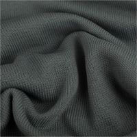 Strickstoff aus 100% Baumwolle in Stahlblau. Detailansicht der feinen, gleichmäßigen Maschenstruktur. Der Stoff ist 135 cm breit - stilvoll drapiert