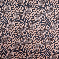 Nicki Stoff Velours aus Baumwolle mit abstrakten Blättern. Das Muster in Rosa und Blau zeigt große Fächerblätter, 1,50 m breit - Vollansicht
