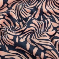 Nicki Stoff Velours aus Baumwolle mit abstrakten Blättern. Das Muster in Rosa und Blau zeigt große Fächerblätter, 1,50 m breit - stilvoll drapiert