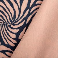 Nicki Stoff Velours aus Baumwolle mit abstrakten Blättern. Das Muster in Rosa und Blau zeigt große Fächerblätter, 1,50 m breit - mit Rueckseite