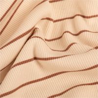 93207-Jersey-Stoff-Rippjersey-Baumwolle-Streifen-hellbeige-braun-1-20m-Breite-IMG-2591.jpg Jersey Rippjersey aus Baumwolle mit feiner Rippstruktur. Das Streifenmuster in Hellbeige und Braun hat eine Breite von 1,20m - stilvoll drapiert