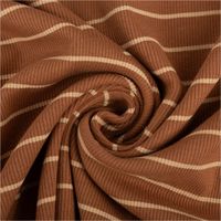 Elastischer Rippjersey Stoff aus Baumwolle mit feiner Rippstruktur. Das Streifenmuster in Braun und Beige ist 120 cm breit - kunstvoll eingedreht in Falten