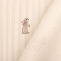 Wollweißer Rippjersey aus Baumwolle, präsentiert mit zarten Motiven von Hase, Rotkehlchen und Schmetterling als weicher Stoff, 1,20 m breit - mit Rueckseite