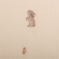 93211-Jersey-Stoff-Rippjersey-Baumwolle-Hase-Rotkehlchen-Schmetterling-wollweiss-1-20m-Breite-IMG-2424.jpg Wollweißer Rippjersey aus Baumwolle, präsentiert mit zarten Motiven von Hase, Rotkehlchen und Schmetterling als weicher Stoff, 1,20 m breit - Detailaufnahme