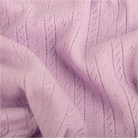 Lila Ajour-Strickstoff aus Baumwolle, präsentiert mit feinem Pointelle-Lochmuster in Streifenoptik als leichter, weicher Stoff, 145 cm breit - stilvoll drapiert