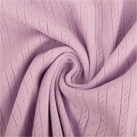 Lila Ajour-Strickstoff aus Baumwolle, präsentiert mit feinem Pointelle-Lochmuster in Streifenoptik als leichter, weicher Stoff, 145 cm breit - kunstvoll eingedreht in Falten