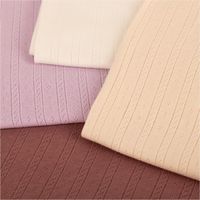 93214-Strickstoff-Ajour-Pointelle-Baumwolle-Streifen-Lochmuster-lila-145-cm-Breite-IMG-2428.jpg Lila Ajour-Strickstoff aus Baumwolle, präsentiert mit feinem Pointelle-Lochmuster in Streifenoptik als leichter, weicher Stoff, 145 cm breit - mit weiteren Stoffen in Szene gesetzt