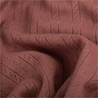 93216-Strickstoff-Ajour-Pointelle-Baumwolle-Streifen-Lochmuster-mauve-145-cm-Breite-IMG-2460.jpg Mauvefarbener Ajour-Strickstoff aus Baumwolle, präsentiert mit feinem Pointelle-Lochmuster in Streifenoptik als leichter, weicher Stoff, 145 cm breit - stilvoll drapiert