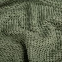 Grobstrick Strickstoff mit Baumwolle, 480g/qm. Detailansicht der schweren, einfarbigen Strickstruktur in Olivgrün, 150 cm breit - stilvoll drapiert