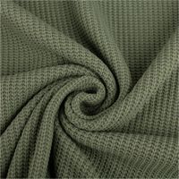 93220-Strickstoff-Grobstrick-mit-Baumwolle-480g-qm-heavy-knit-einfarbig-gruen-150-cm-Breite-IMG-2669.jpg Grobstrick Strickstoff mit Baumwolle, 480g/qm. Detailansicht der schweren, einfarbigen Strickstruktur in Olivgrün, 150 cm breit - kunstvoll eingedreht in Falten