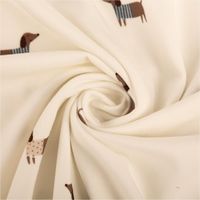 Baumwolljersey Stoff Hunde, Dackel Motiv wollweiß braun. Das Muster zeigt charmante Dackel mit Pullovern. Der Jersey hat eine Breite von 1,50m - kunstvoll eingedreht in Falten