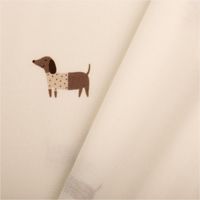Baumwolljersey Stoff Hunde, Dackel Motiv wollweiß braun. Das Muster zeigt charmante Dackel mit Pullovern. Der Jersey hat eine Breite von 1,50m - mit Rueckseite