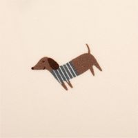 93222-Jersey-Stoff-Baumwolljersey-Hunde-wollweiss-braun-1-50m-Breite-IMG-2523.jpg Baumwolljersey Stoff Hunde, Dackel Motiv wollweiß braun. Das Muster zeigt charmante Dackel mit Pullovern. Der Jersey hat eine Breite von 1,50m - Detailaufnahme