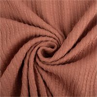 Jersey Stoff Ripp-Jacquard aus Baumwolle in Rosa. Die Struktur zeigt vertikale Streifen in einer breiten und feinen Rippung, 1,35m breit - kunstvoll eingedreht in Falten