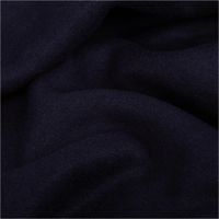 Dunkelblau melierter Strickstoff Heavy Knit, gebürstet mit Viskose, in 1,50m Breite, der seine dichte und weiche Textur präsentiert - stilvoll drapiert