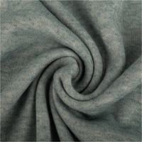 Türkis melierter Heavy-Knit-Strickstoff, präsentiert als weicher, gebürsteter Viskose-Mix für warme Kleidung und Accessoires, 1,50 m breit - kunstvoll eingedreht in Falten