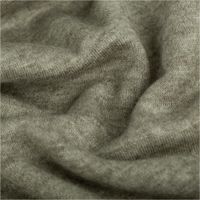 Olivgrün melierter Heavy-Knit-Strickstoff, präsentiert als weicher, gebürsteter Viskose-Mix für warme Kleidung und Accessoires, 1,50 m breit - stilvoll drapiert
