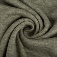 Olivgrün melierter Heavy-Knit-Strickstoff, präsentiert als weicher, gebürsteter Viskose-Mix für warme Kleidung und Accessoires, 1,50 m breit - kunstvoll eingedreht in Falten