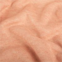 93233-Strickstoff-Heavy-Knit-gebuerstet-mit-Viskose-lachsrosa-meliert-1-50m-Breite--IMG-2467.jpg Lachsrosa melierter Heavy-Knit-Strickstoff, präsentiert als weicher, gebürsteter Viskose-Mix für warme Kleidung, 1,50 m breit - stilvoll drapiert