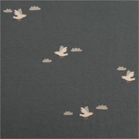 Jersey Stoff Baumwolljersey Vögel und Wolken in Blau-Weiß. Das schlichte Muster zeigt fliegende Vögel, 1,50m breit - Nahaufnahme