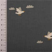 Jersey Stoff Baumwolljersey Vögel und Wolken in Blau-Weiß. Das schlichte Muster zeigt fliegende Vögel, 1,50m breit - mit Massband