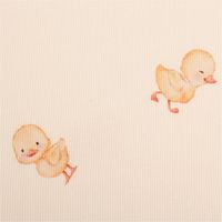 93242-Jersey-Stoff-Rippjersey-Baumwolle-Entchen-wollweiss-gelb-1-20m-Breite-IMG-2399.jpg Wollweißer Rippjersey aus Baumwolle, präsentiert mit süßen gelben Entchenmotiven als weicher, dehnbarer Stoff, 1,20 m breit - Nahaufnahme