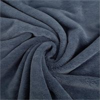 93243-Bambus-Fleece-Stoff-mit-Baumwolle-uni-blau-1-45m-Breite-IMG-2766.jpg Bambus Fleece Stoff mit Baumwolle in uni Blau. Detailansicht der weichen, saugfähigen und flauschigen Oberfläche, 1,45m breit - kunstvoll eingedreht in Falten