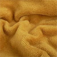 Bambus Fleece Stoff mit Baumwolle in uni Ockergelb. Detailansicht der weichen, saugfähigen und flauschigen Oberfläche, 1,45m breit - stilvoll drapiert