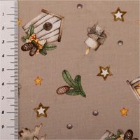 93253-Weihnachtsstoff-Baumwollstoff-Popeline-Allover-Weihnachtsmotive-beige-1-45m-Breite-IMG-2787.jpg Weihnachtsstoff Baumwollstoff Popeline Allover. Das Muster in Beige zeigt detailreiche Vogelhäuschen, Laternen, Bäume und Sterne, 1,45m breit - mit Massband