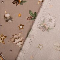 93253-Weihnachtsstoff-Baumwollstoff-Popeline-Allover-Weihnachtsmotive-beige-1-45m-Breite-IMG-2789.jpg Weihnachtsstoff Baumwollstoff Popeline Allover. Das Muster in Beige zeigt detailreiche Vogelhäuschen, Laternen, Bäume und Sterne, 1,45m breit - mit Rueckseite
