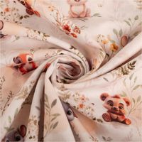 93255-Baumwollstoff-Popeline-Digitaldruck-Tiere-Blumenwiese-weiss-beige-gruen-1-47m-Breite-IMG-2802.jpg Baumwollstoff Popeline Digitaldruck. Das Muster zeigt süße Tiere wie Maus, Eichhörnchen und Hase auf einer Blumenwiese, 1,47m breit - kunstvoll eingedreht in Falten