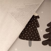 93257-Weihnachtsstoff-Baumwolle-Halbpanama-Tannenbaeume-grau-schwarz-weiss-1-40m-Breite-IMG-2835.jpg Dieser hochwertige Weihnachtsstoff aus Baumwoll-Halbpanama präsentiert einen charmanten Digitaldruck. Das moderne Muster zeigt stilisierte Tannenbäume in Grau, Schwarz und Weiß auf einer Breite von 1,40 Metern - mit Rueckseite