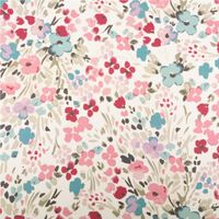 Malerischer Baumwoll-Dekostoff in Halbpanama-Bindung, bedruckt mit zarten Aquarell-Blüten in Rosa und Blau auf Weiß. Mit 1,40 m Breite ideal für langlebige Kissen oder Vorhänge - Vollansicht