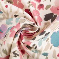 Malerischer Baumwoll-Dekostoff in Halbpanama-Bindung, bedruckt mit zarten Aquarell-Blüten in Rosa und Blau auf Weiß. Mit 1,40 m Breite ideal für langlebige Kissen oder Vorhänge - kunstvoll eingedreht in Falten