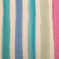 Dieser exquisite Baumwoll-Dekostoff in Halbpanama-Bindung präsentiert einen dynamischen Digitaldruck. Das Muster zeigt breite, vertikale Aquarell-Streifen in Weiß, kräftigem Blau, Pink und Gelb auf 1,40 Metern Breite - Detailaufnahme