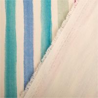 Dieser exquisite Baumwoll-Dekostoff in Halbpanama-Bindung präsentiert einen dynamischen Digitaldruck. Das Muster zeigt breite, vertikale Aquarell-Streifen in Weiß, kräftigem Blau, Pink und Gelb auf 1,40 Metern Breite - mit Rueckseite