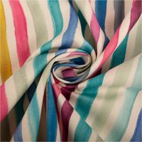 93259-Baumwollstoff-Dekostoff-Halbpanama-Digitaldruck-Streifen-weiss-blau-pink-gelb-1-40m-Breite--IMG-2841.jpg Dieser exquisite Baumwoll-Dekostoff in Halbpanama-Bindung präsentiert einen dynamischen Digitaldruck. Das Muster zeigt breite, vertikale Aquarell-Streifen in Weiß, kräftigem Blau, Pink und Gelb auf 1,40 Metern Breite - kunstvoll eingedreht in Falten
