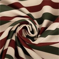 93260-Baumwollstoff-Halbpanama-Digitaldruck-Weihnachtsstoff-Streifen-weiss-rot-gruen--2-80m-Breite-IMG-2826.jpg Dieser hochwertige Weihnachts-Dekostoff aus Baumwoll-Halbpanama verfügt über einen klaren Digitaldruck. Die auffälligen Querstreifen in Weiß, klassischem Rot und elegantem Grün sind 2,80 Meter breit - kunstvoll eingedreht in Falten