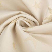 Edler Jacquard Weihnachtsstoff mit elegantem Metallic-Effekt. Große, glitzernde Sterne in Gold zieren den beigefarbenen Grund. Das Deko-Gewebe hat eine Breite von 2,80 Metern - kunstvoll eingedreht in Falten